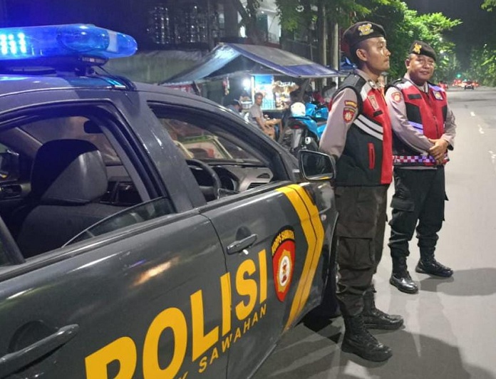 Patroli Bluelight Polsek Sawahan Pastikan Keamanan Jalan Arjuno Dini Hari