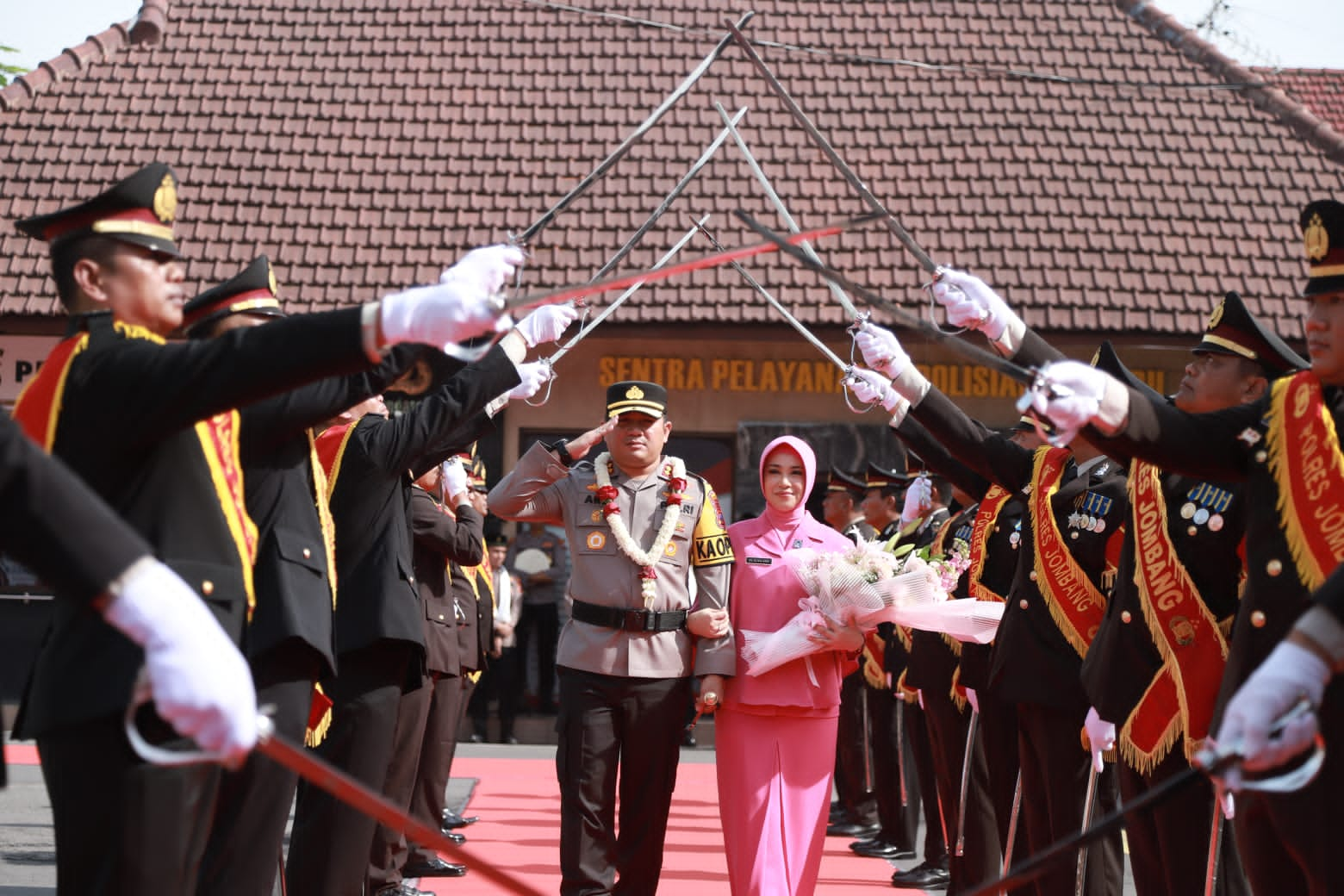 Tradisi Pedang Pora Iringi Penyambutan dan Pelepasan Kapolres Jombang