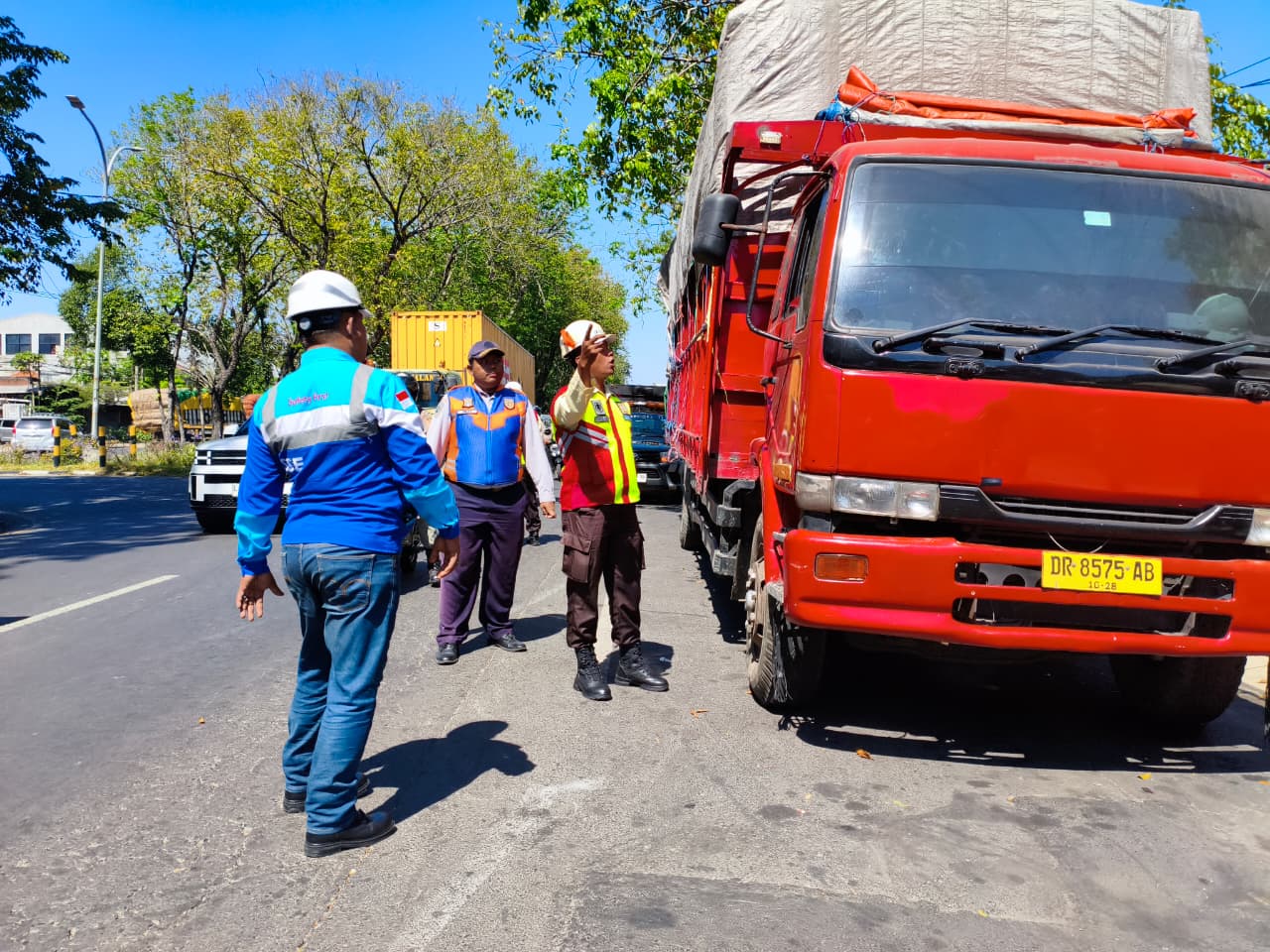 Penertiban Parkir Liar di Perak Barat–Timur, Dua Truk Digembosi Petugas