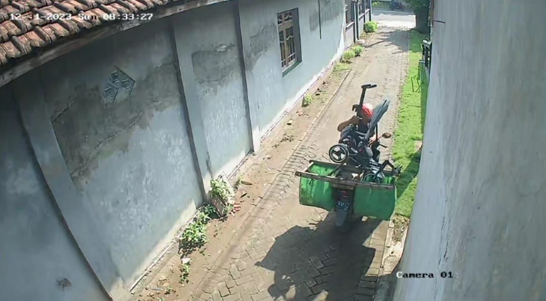 Nyaru Tukang Rongsokan, Pencuri di Mojokerto Ini Terekam CCTV