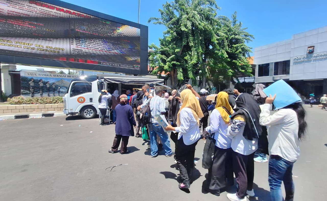 Ribuan Calon PPPK Geruduk Polrestabes Surabaya Bikin SKCK