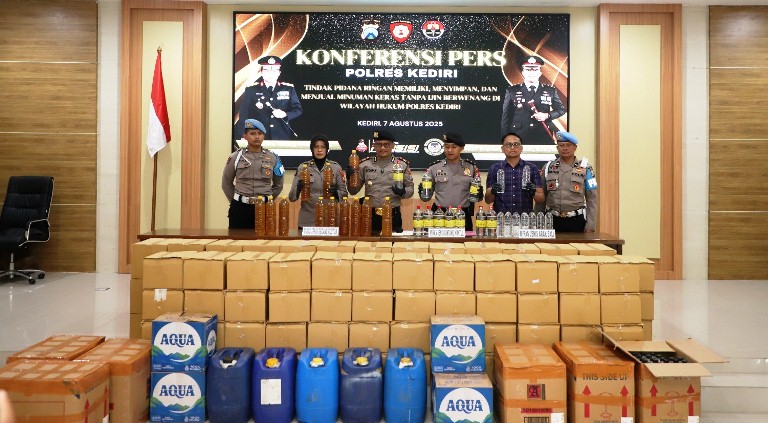 Satsamapta Polres Kediri Sita Ribuan Botol Miras Ilegal