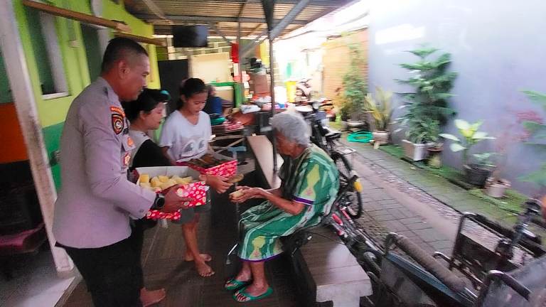 Polsek Pare Gelar Jumat Barokah dukung Perawatan di Rumah Lansia Gusdurian