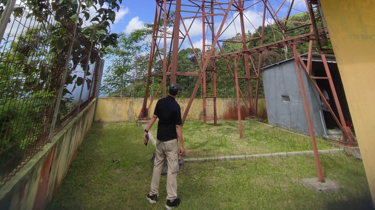 Menjelang Pilkada, Polres Lumajang Pemeliharaan Site Repeater di Gunung Sawur Candipuro