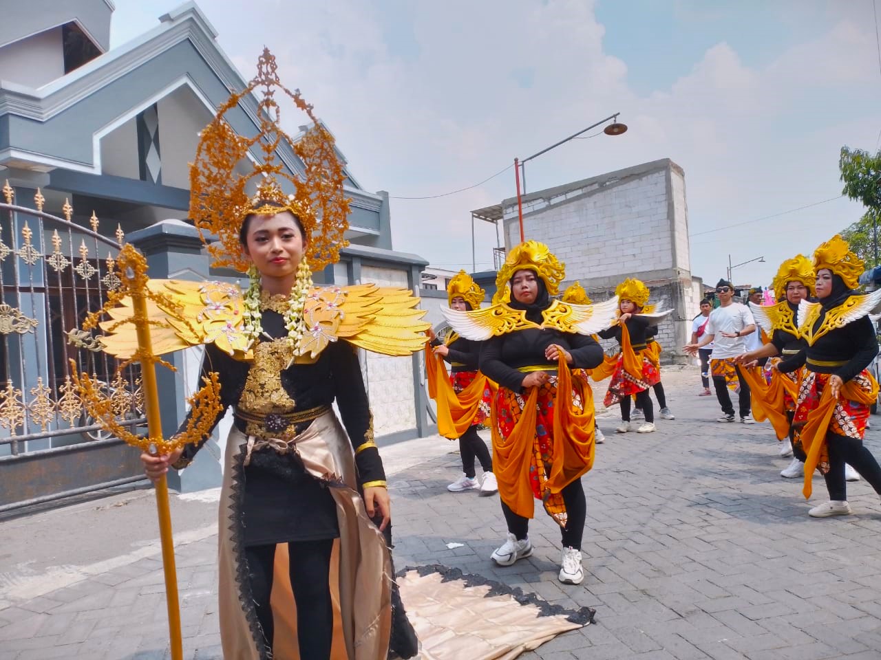 Pawai Budaya dalam Rangka Sedekah Bumi di Bringkang, Menganti, Gresik Berlangsung Meriah