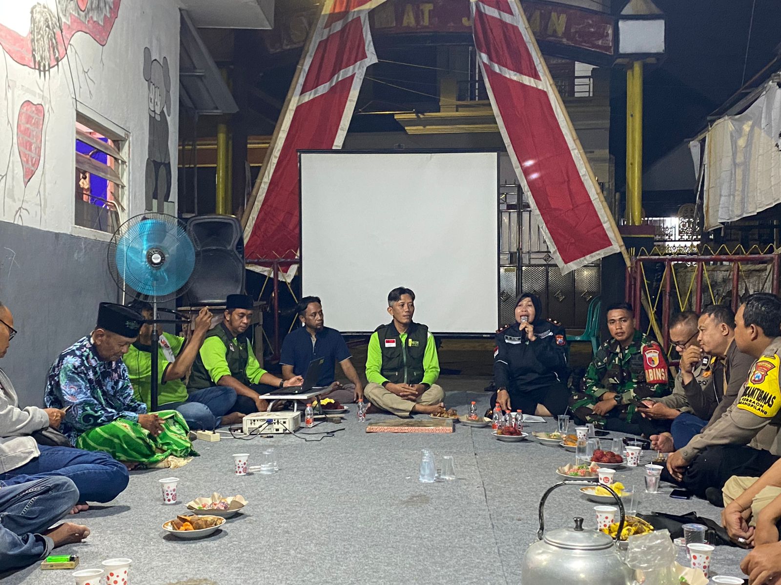 Cangkrukan Kamtibmas, Kapolsek Karangpilang Ajak Warga Jaga Keamanan Lingkungan Jelang Ramadan