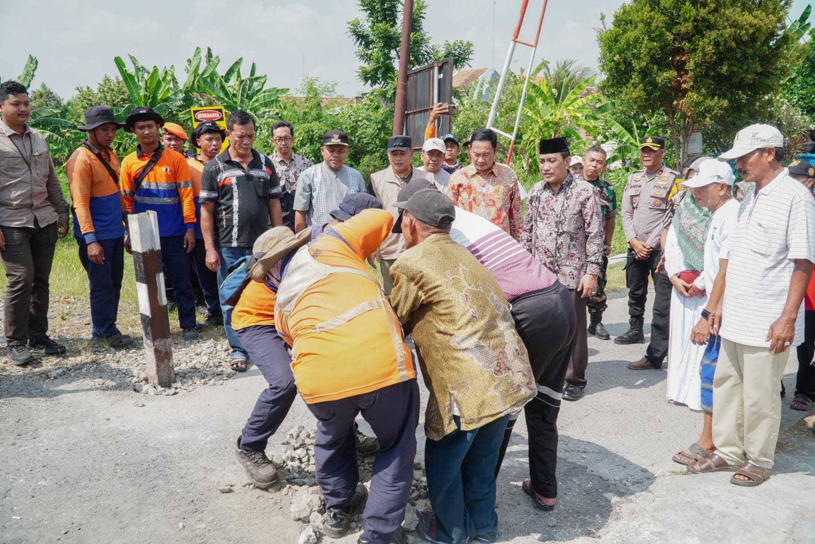 Cabut Patok Perlintasan, Fasilitas KAI di Desa Plosowahyu Lamongan Siap Beroperasi 