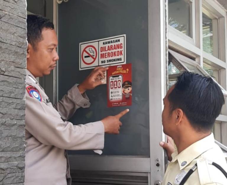 Bhabinkamtibmas Sukomanunggal Patroli dan Pasang Stiker Layanan Polisi 110 di Darmo Permai
