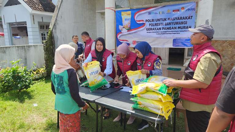 Ribuan Warga Serbu Beras Murah Polresta Banyuwangi, Puluhan Ton Ludes dalam Hitungan Jam