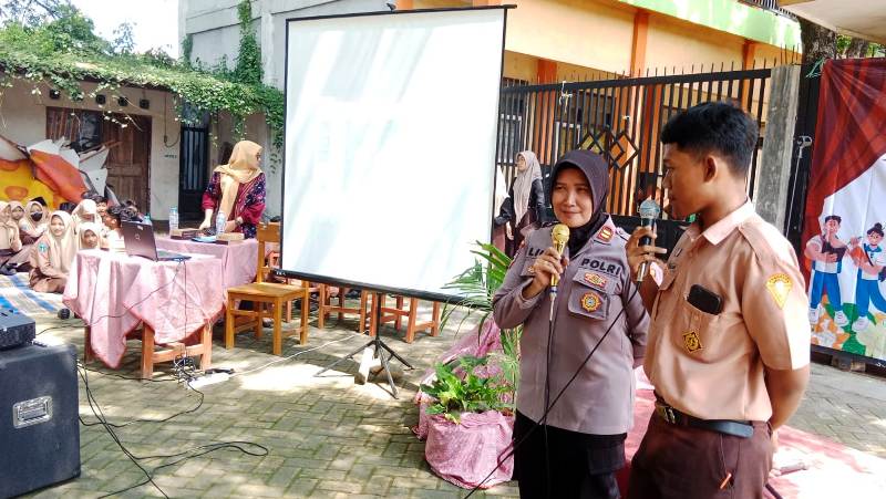 Satbinmas Polres Bangkalan Ajak Siswa SMAN 2 Hindari Kenakalan Remaja