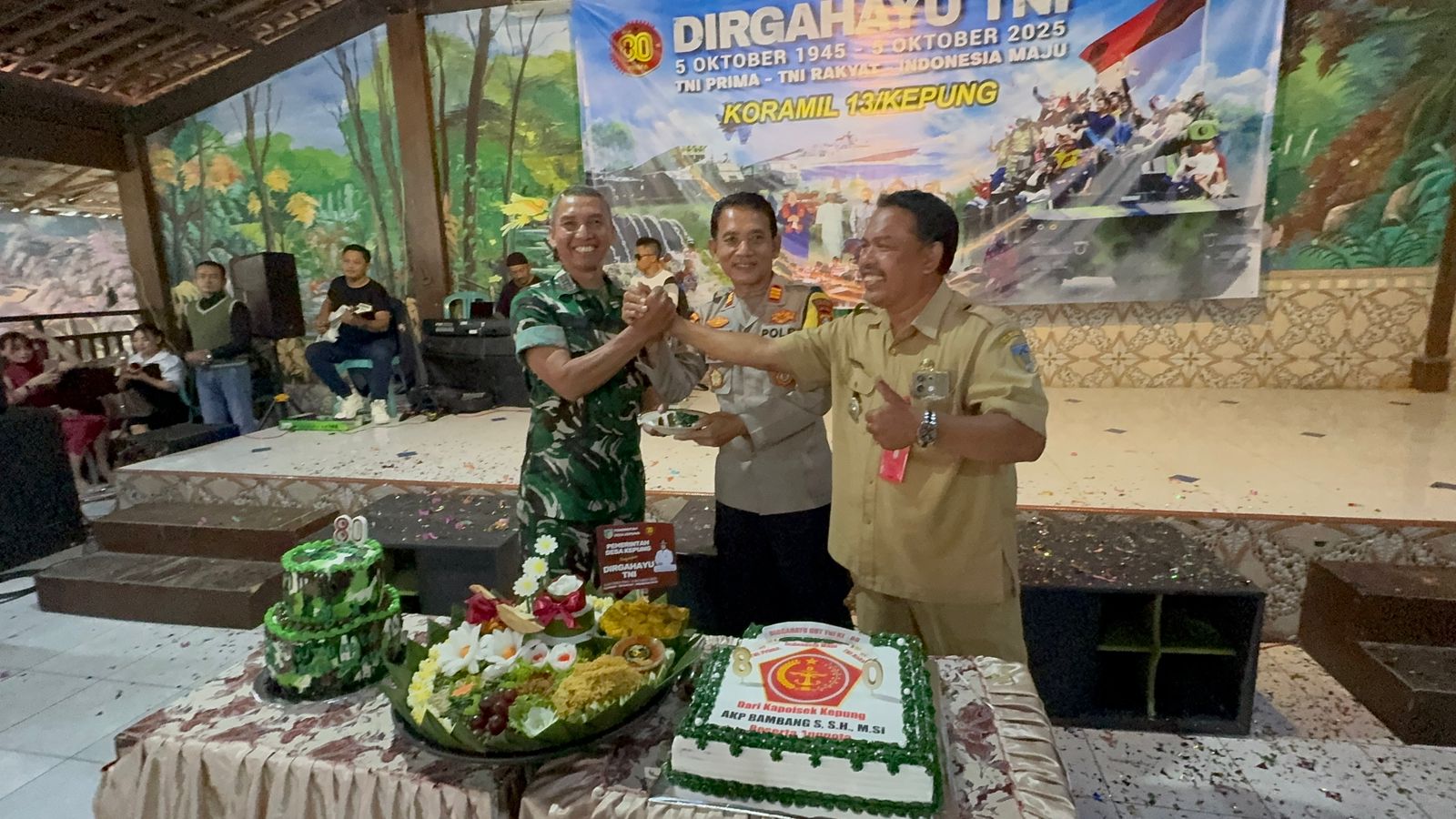 Polsek Kepung Beri Ucapan HUT Ke- 80 TNI ke Danramil 0809/13