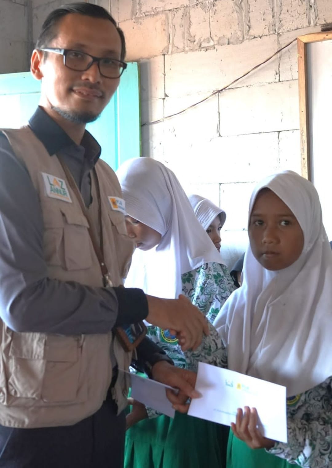 PLN Indonesia Power UBP Grati Wujudkan Peningkatan Pendidikan, Salurkan Beasiswa ke 50 Siswa MI Darul Karomah