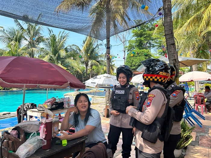 Polwan Polresta Sidoarjo Patroli Ajak Warga Jaga Kamtibmas