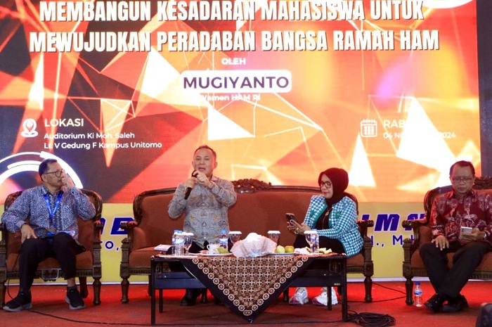 Gelar Kuliah Tamu Bersama Wamen, Unitomo Ajak Mahasiswa Jadi Agen Perubahan Berbasis Nilai-nilai HAM