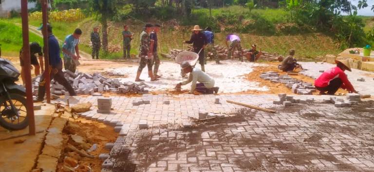 Progres Paving Ponpes Miftahul Ulum Sumenep Dikebut Satgas TMMD Ke-127