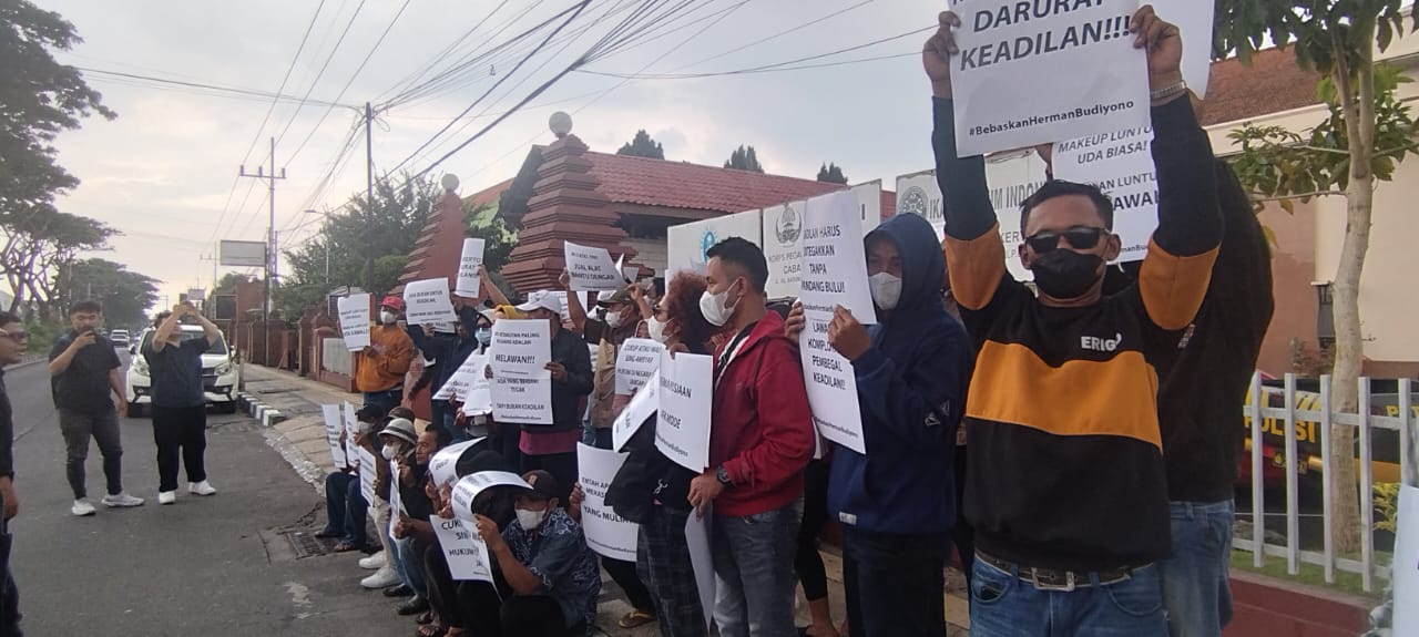 Tuntut Keadilan untuk Herman Budiyono, Puluhan Warga Gelar Aksi Solidaritas di Depan PN Mojokerto