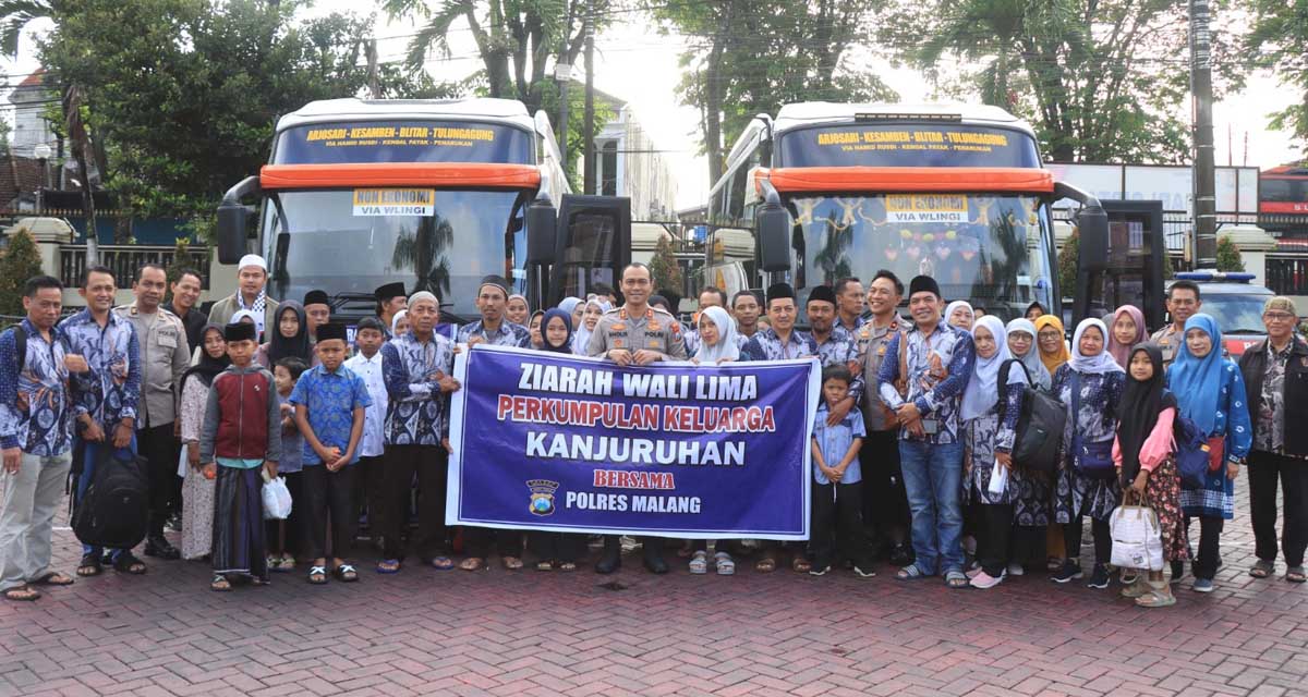 Keluarga Korban Kanjuruhan Ziarah Makam Wali Lima