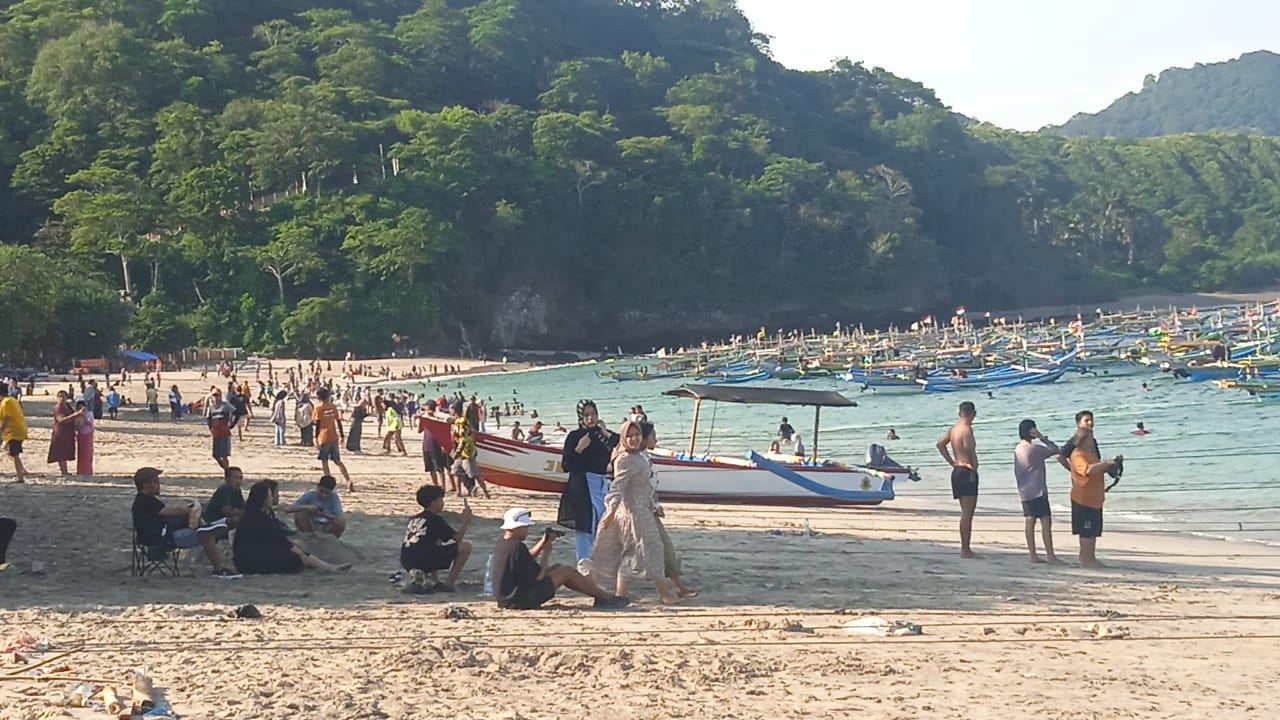 Pasca-Liburan Idulfitri, Belasan Ribu Wisatawan Kunjungi Pantai Papuma Jember