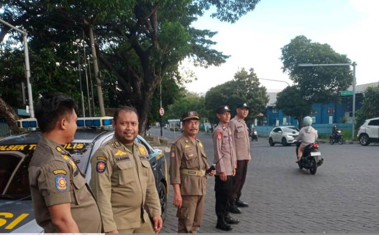 Polsek Tenggilis Mejoyo dan Satpol PP Kawal Kepulangan Karyawan di Simpang Empat Rungkut Industri