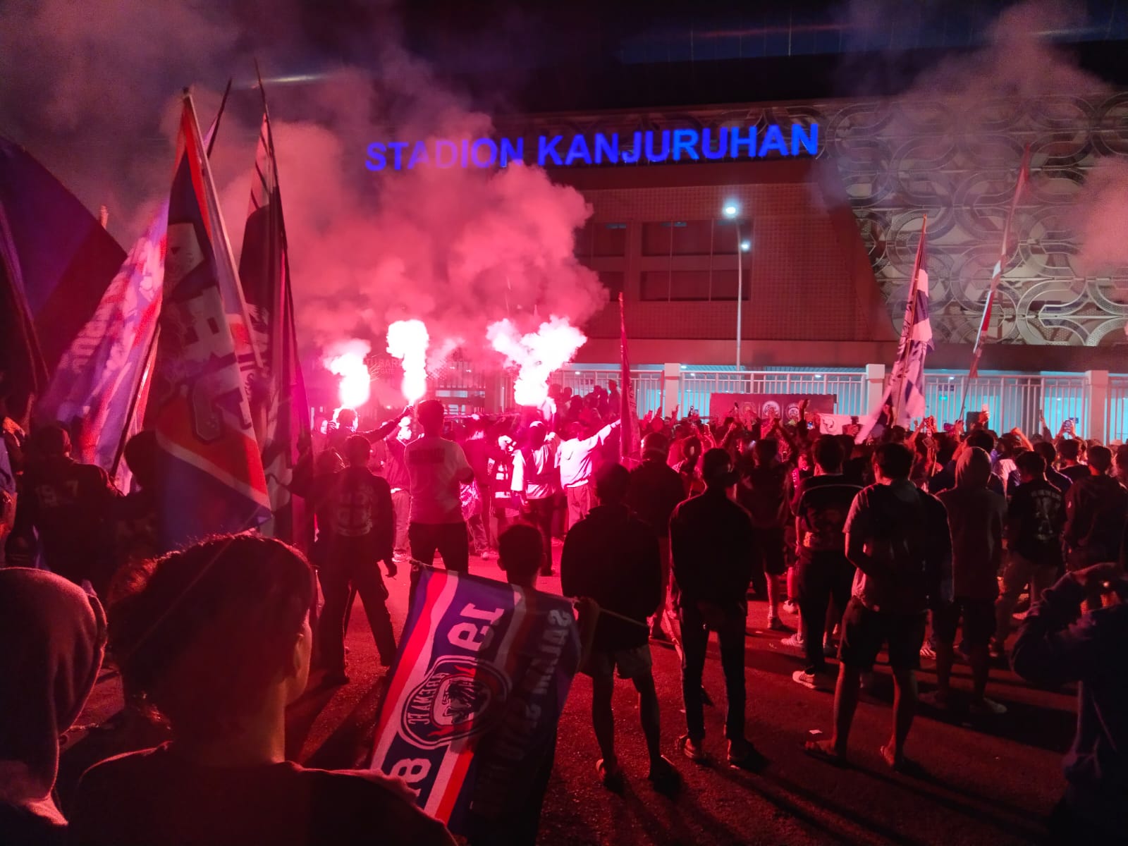Padati Stadion Kanjuruhan, Ribuan Aremania Peringati HUT Ke-38 dengan Bakti Sosial dan Doa Bersama