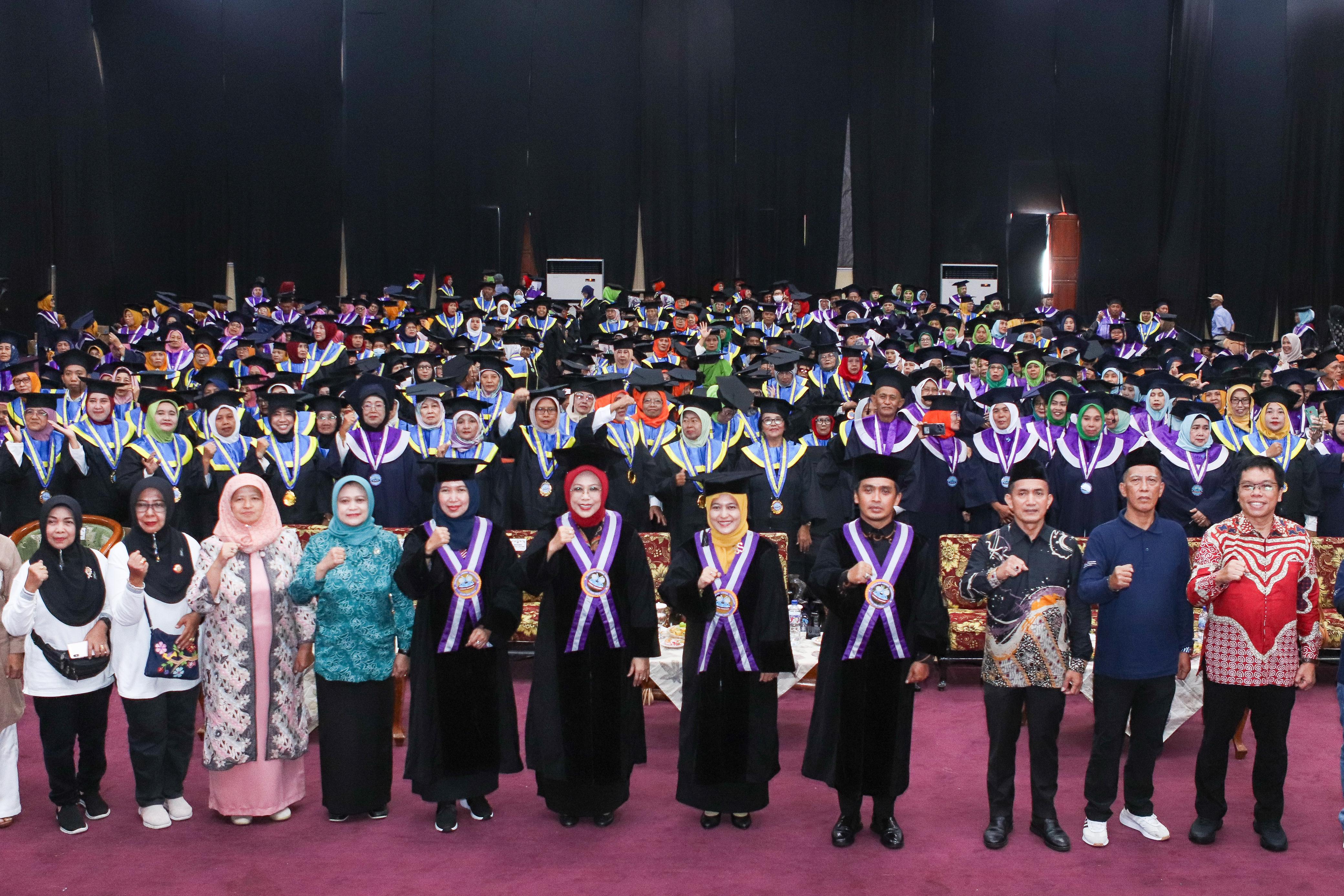 Plt Wali Kota Pasuruan dan Istri Mensos Hadiri Wisuda 625 Lansia Tangguh