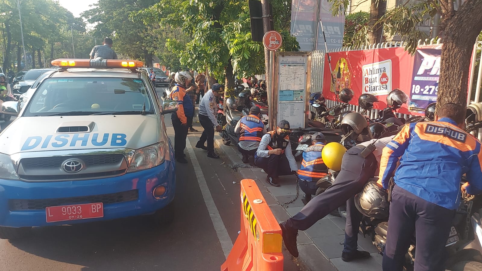 Dishub Tindak Parkir Liar di Depan Grand City, Sebanyak 103 Sepeda Motor Pengunjung PRJ Digembok