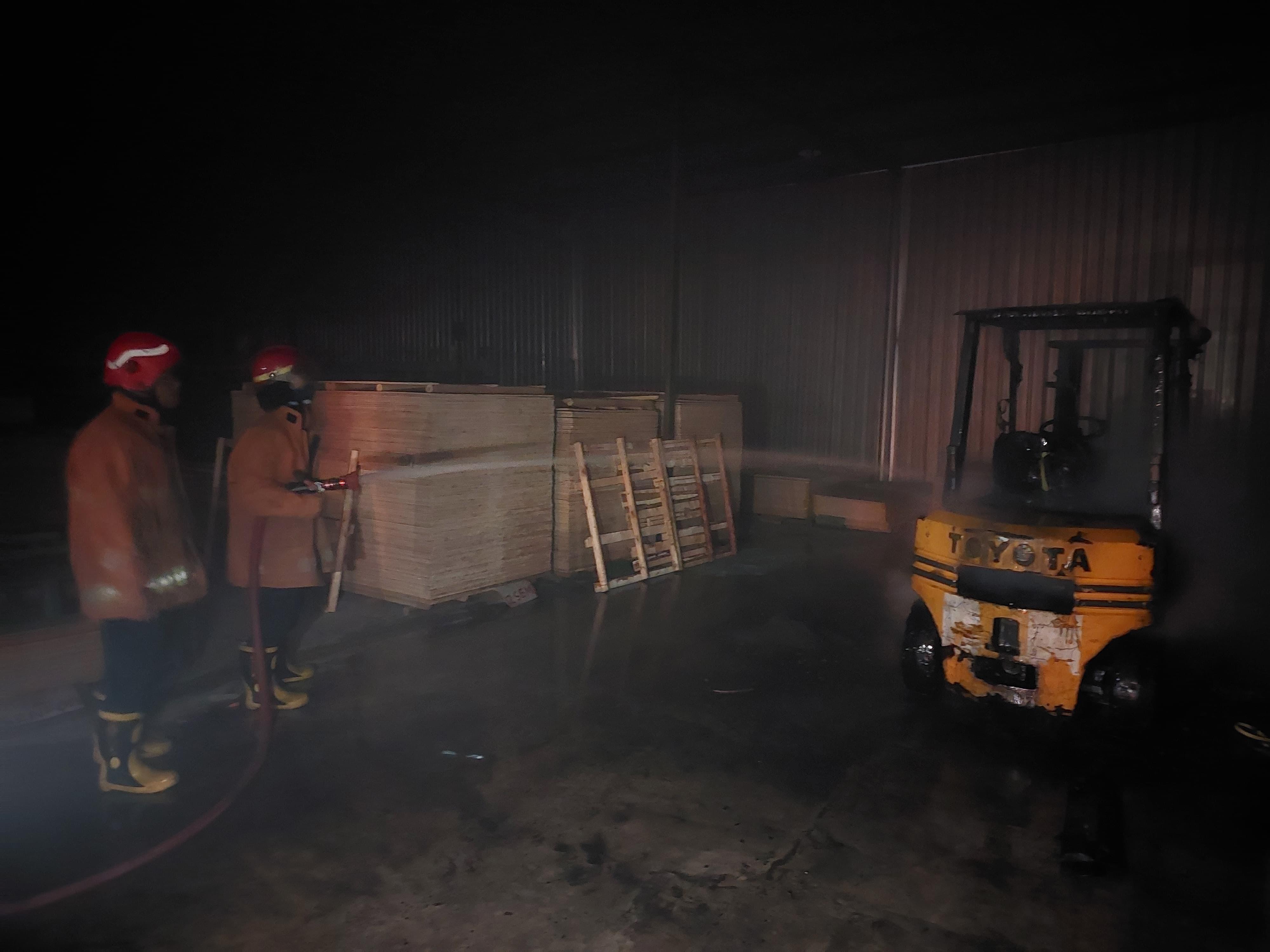 Diduga Korsleting, Forklift di Gudang Menganti Gresik Terbakar
