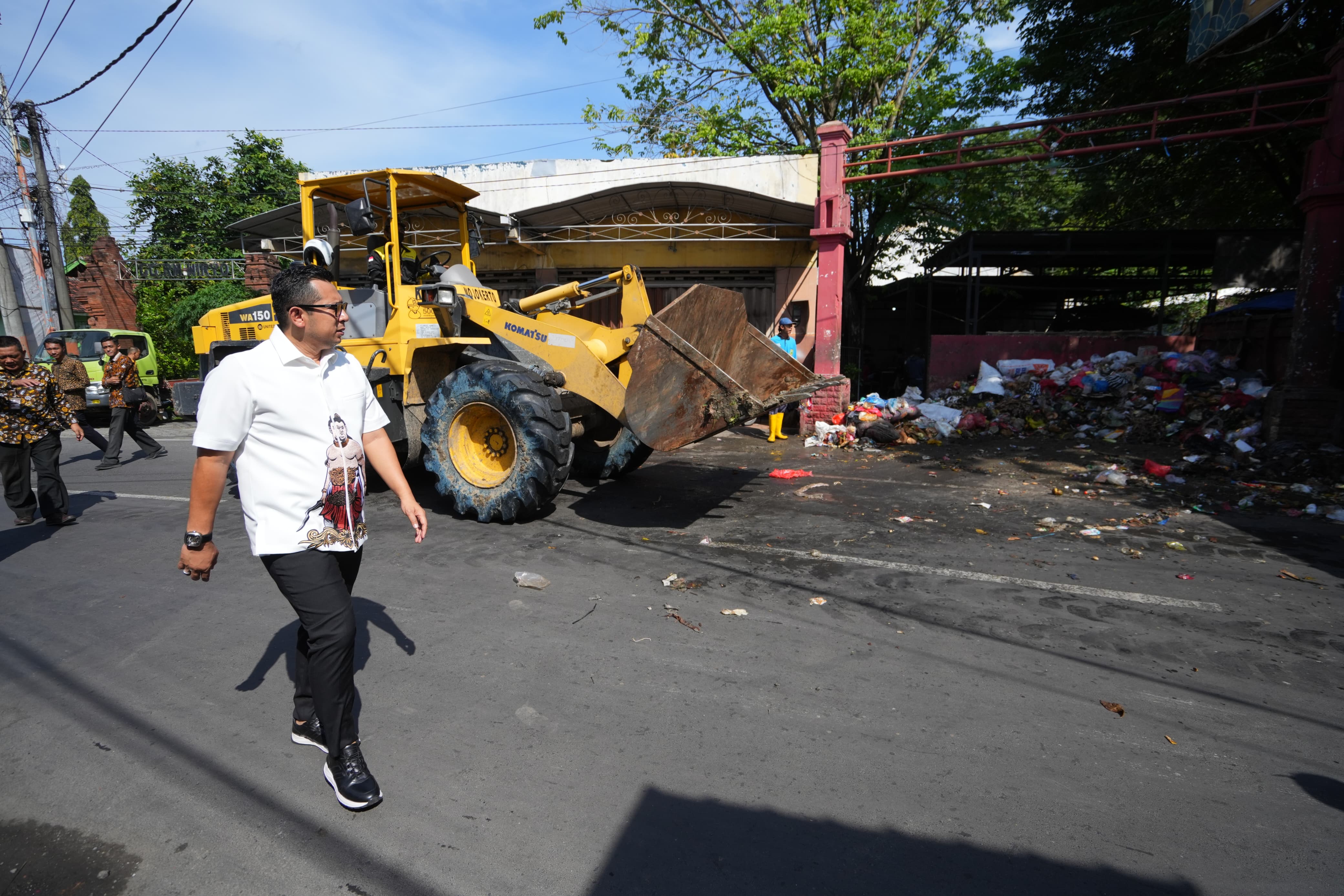 Atasi Masalah Sampah, Pj Wali Kota Mojokerto Terjunkan 4 Alat Berat