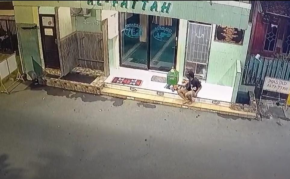 Tepergok Congkel Kotak Amal di Petemon, Seorang Pria Babak Belur Dihajar Massa