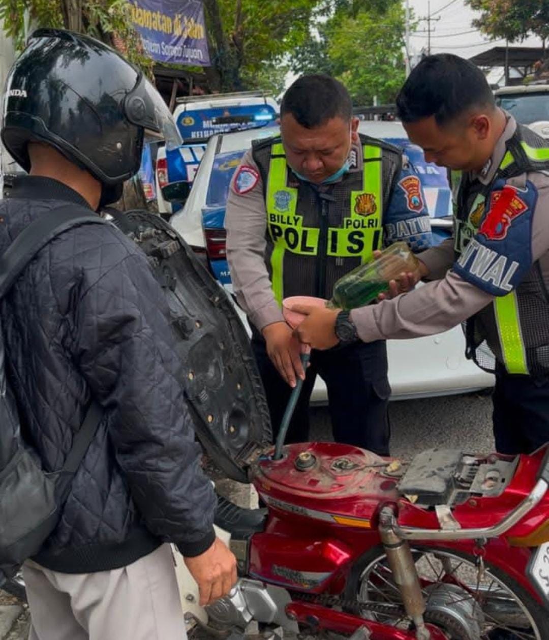 Satlantas Polres Bojonegoro Beri Bantuan ke Pemudik Kehabisan Bensin 