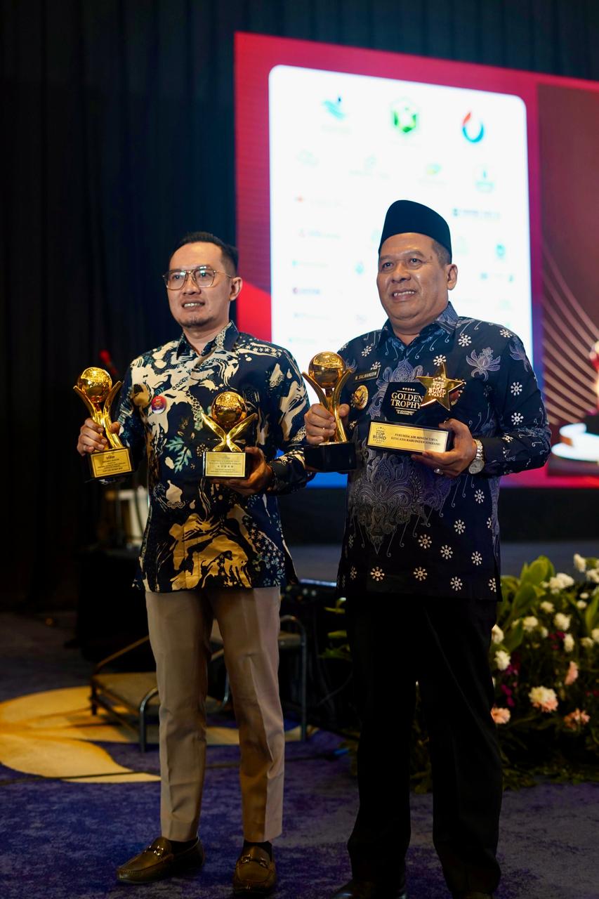 Perumdam Tirta Kencana Jombang Raih Golden Trophy Top BUMD Awards 2025