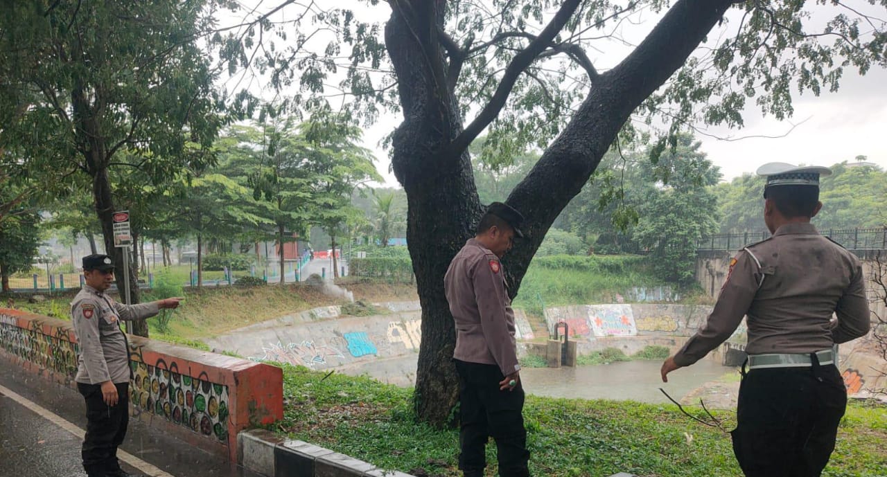 Polsek Sukomanunggal Pastikan Pintu Air Bundaran Satelit Aman Terkendali