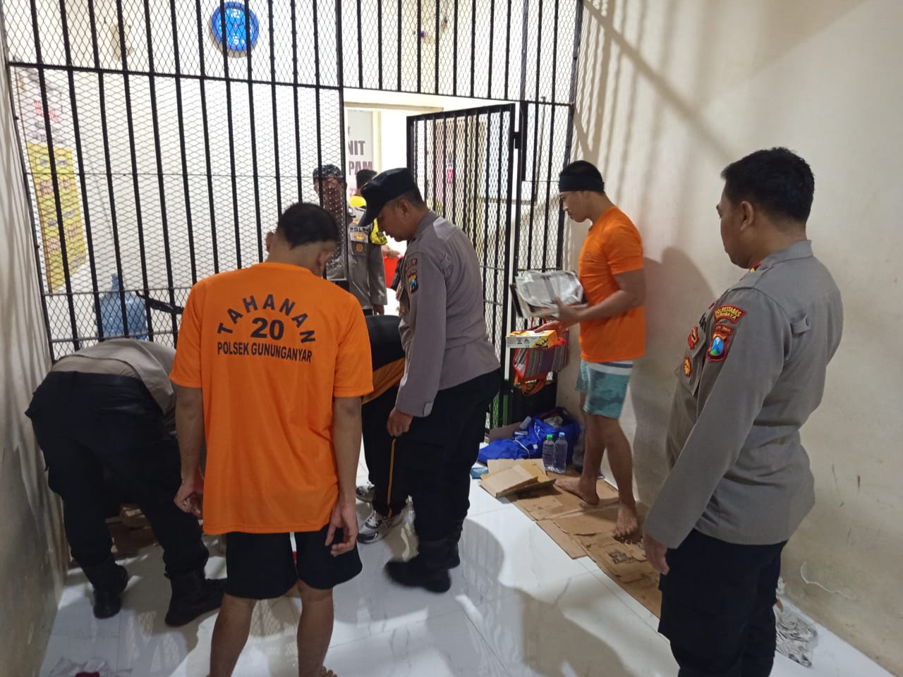 Cegah Hal Tak Diinginkan, Kapolsek Gunung Anyar Pastikan Ruang Tahanan Layak dan Aman