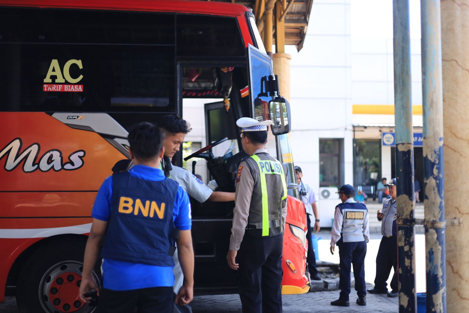 Pastikan Keselamatan Nataru, Polres Gresik Gelar Ramp Check dan Tes Urine Driver Angkutan Umum