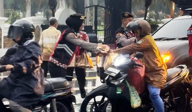 Satsamapta Polres Lumajang Bagikan 250 Takjil Gratis di Alun-Alun Utara
