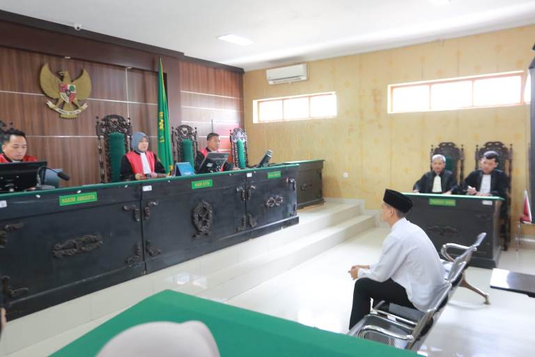 Tak Penuhi Unsur Pidana, Pengacara Minta Pelempar Bom Molotov di DPRD Madiun Dibebaskan 