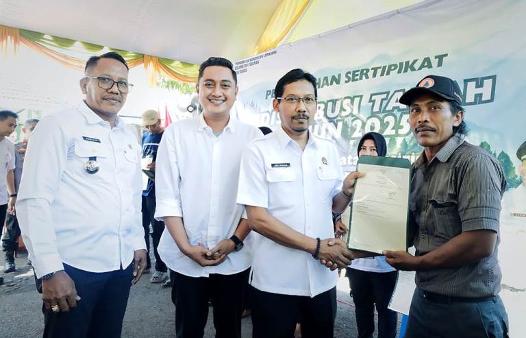 317 Warga Desa Bades Lumajang Terima Sertifikat Redistribusi Tanah di Balai Dusun Dampar