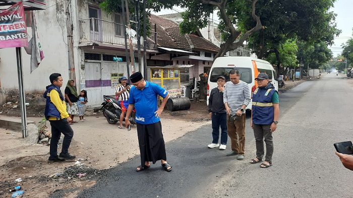 Bupati Situbondo Tinjau Proyek Hotmix JLU Rp 4,8 Miliar, Minta Pekerjaan Sesuai Spektik