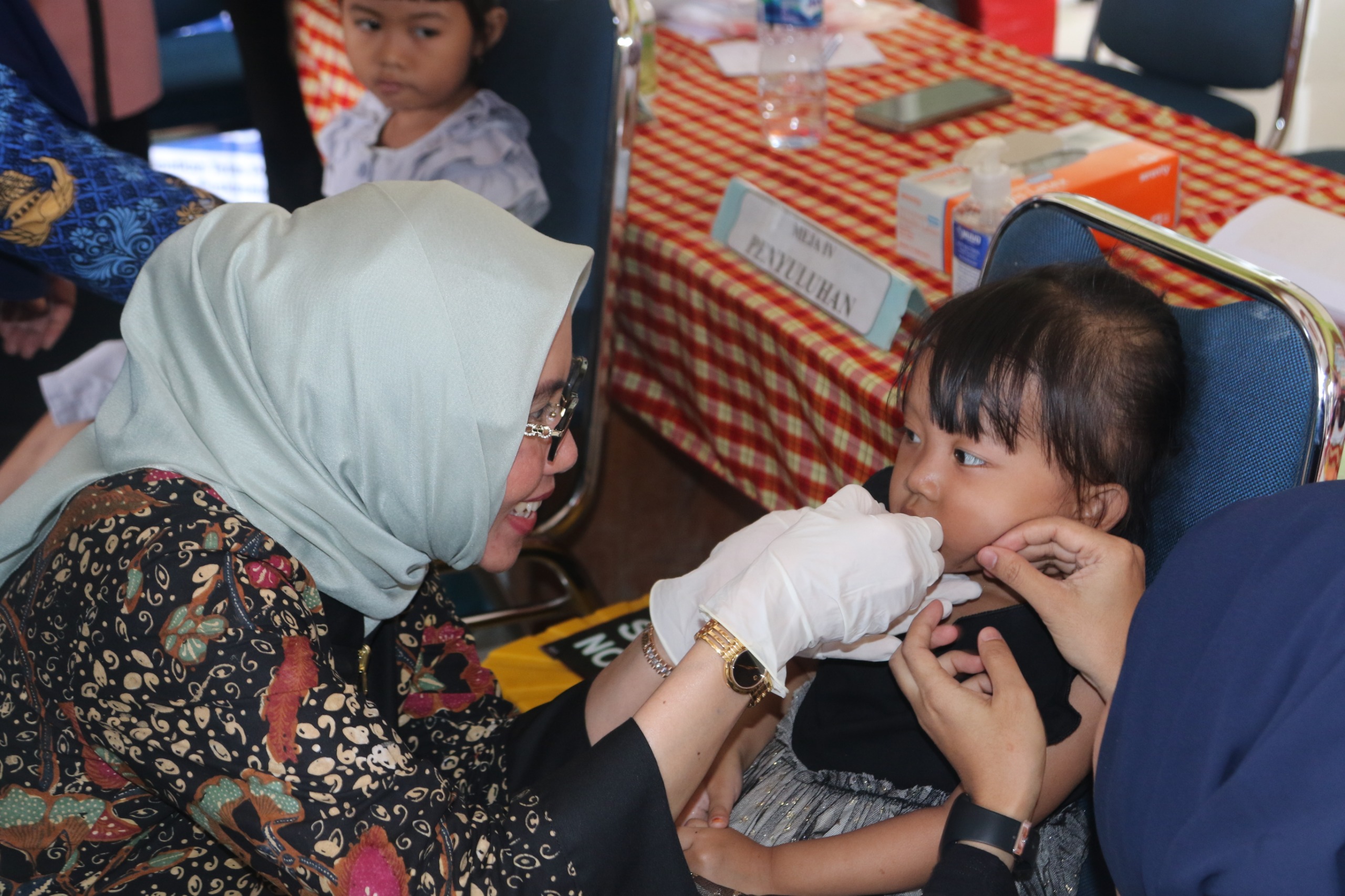 Ketua TP PKK Bojonegoro Tinjau Pelaksanaan Sub PIN Polio Putaran 2 di Desa Papringan Temayang