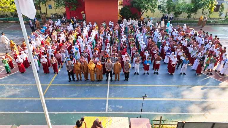 Cegah Kenakalan Remaja, Kapolsek Asemrowo Ingatkan Pelajar Patuhi Jam Malam dan Stop Bullying