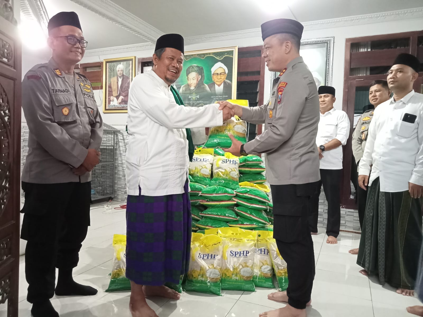 Polres Tulungagung Bagikan 15 Ton Beras untuk Pondok Pesantren, Wujud Kepedulian di Momen Hari Santri 2025