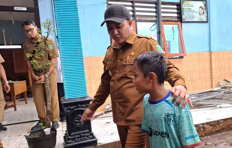 Bupati Pasuruan Tinjau SDN Petung III yang Ambruk, Janjikan Perbaikan Tahun Ini