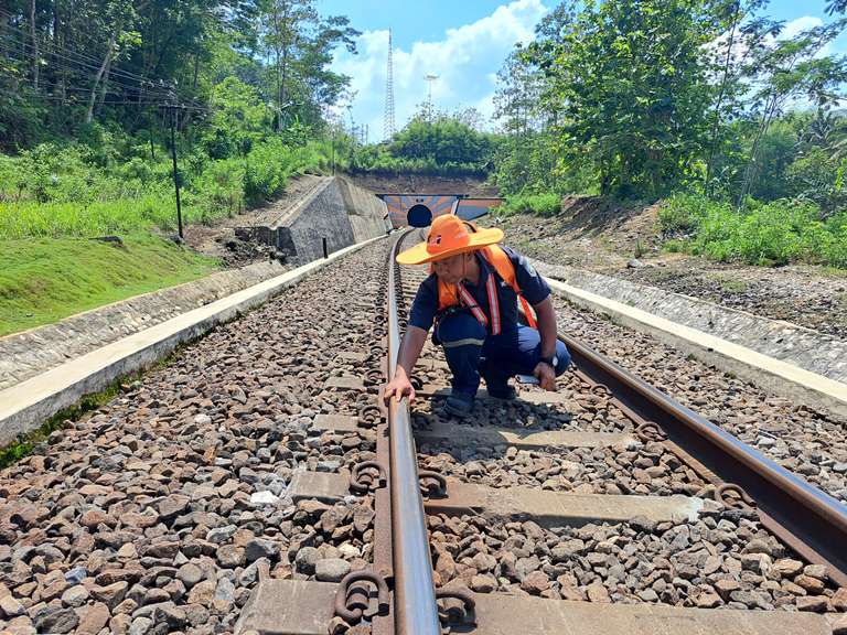 Deteksi Dini dengan Berjalan Kaki, PPJ Rel Pastikan Keselamatan dan Keamanan Perjalanan KA di Wilayah Daop 8