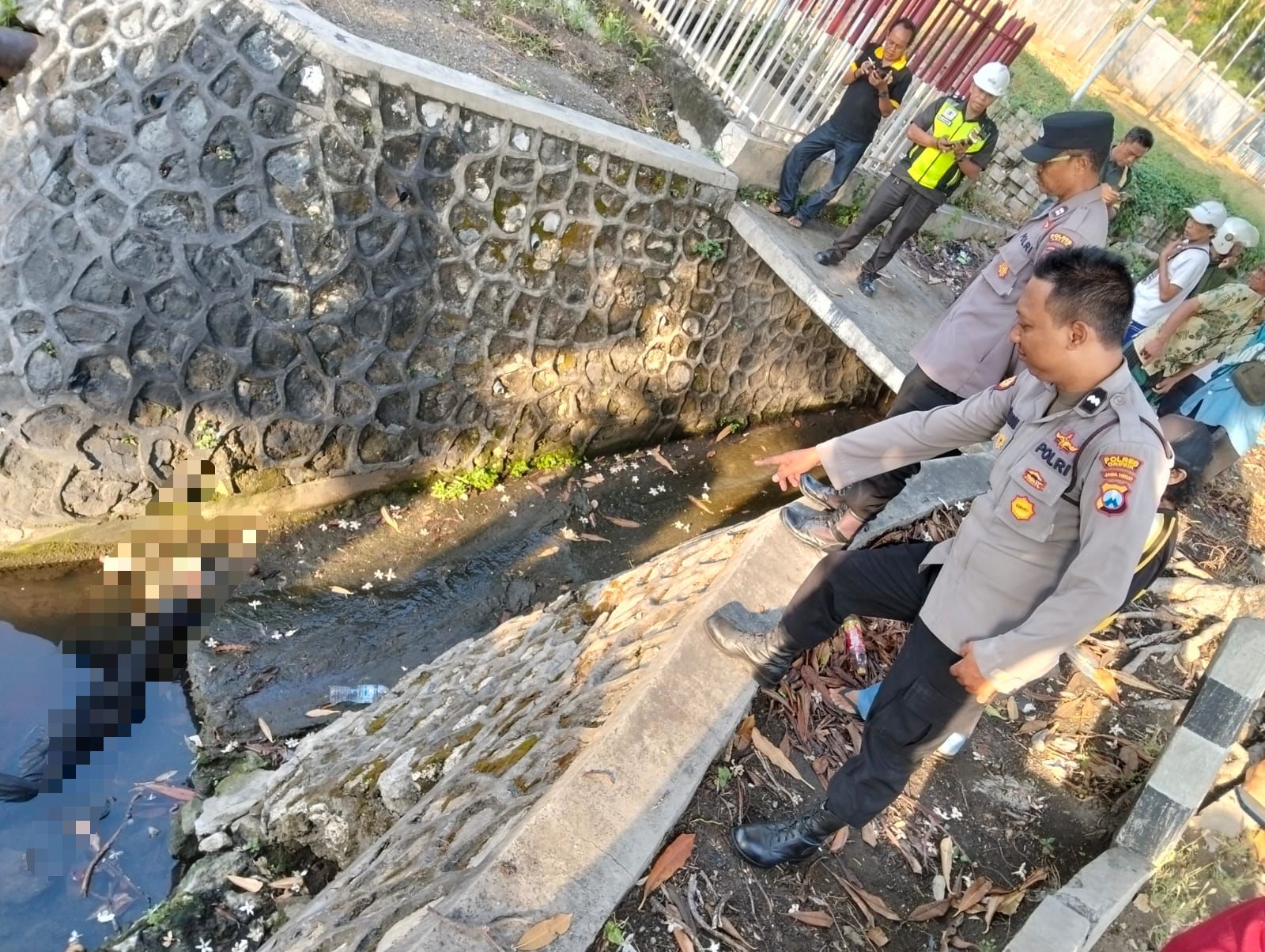 Tragis! Penjual Buah Ditemukan Tewas Tergeletak dalam Selokan Dekat Stadion Semen Gresik