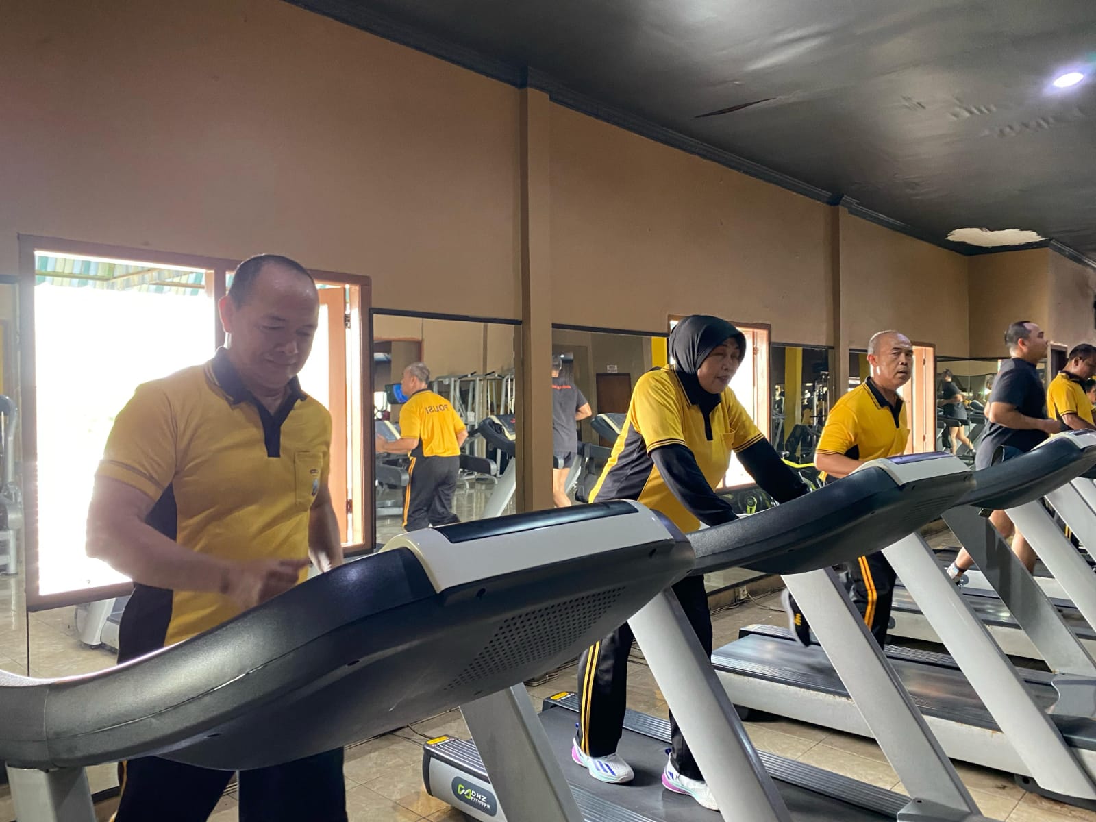 Sinergi Sehat, Kapolsek Karangpilang Pimpin Olahraga Pagi Bersama Anggota