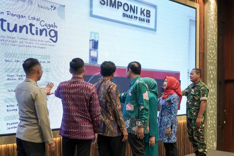 Wisuda SOTH dan Launching Simponi KB pada Peringati Harganas Ke-32 di Lamongan