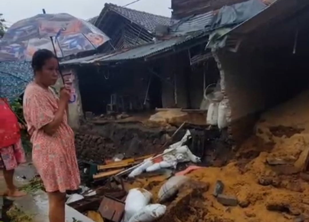 Hujan Deras Picu Banjir Bandang di Desa Curahnongko, Akibat Luapan Sungai Mukarol yang Tersumbat