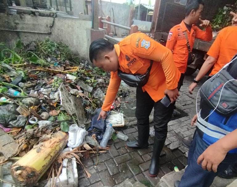 Jasad Bayi Laki-Laki Ditemukan Tersangkut di Rumah Pompa Medokan Semampir, Masih Ada Tali Pusar