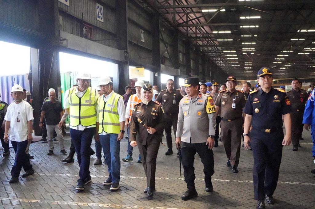 Dukung Pemulihan Ekonomi di Terminal Petikemas Surabaya, Kajati Jatim Kunjungi TPS Tanjung Perak