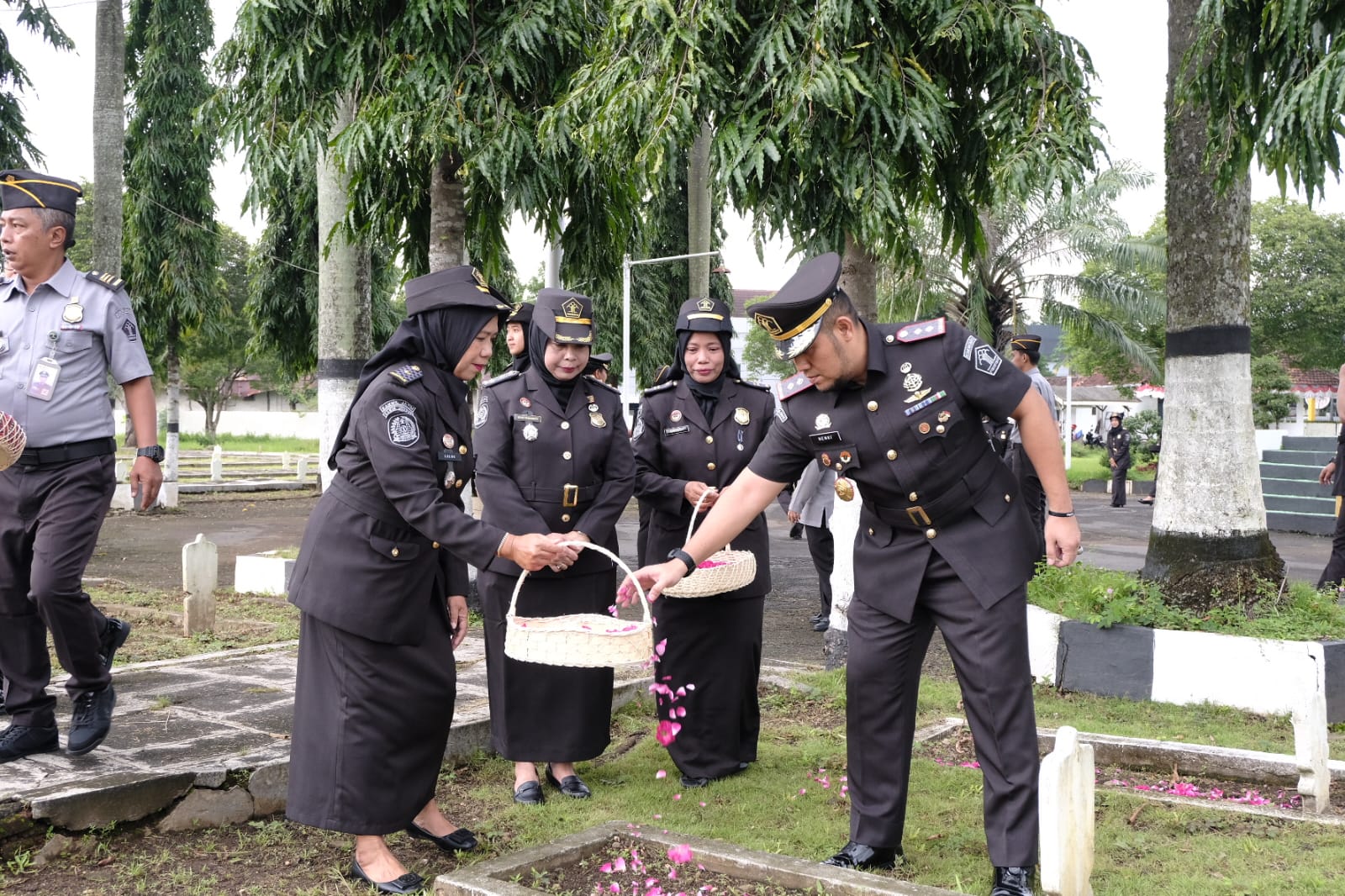 Imigrasi Jember Kenang Jasa Pahlawan, Gelar Ziarah dan Tabur Bunga